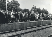 171134 Afbeelding van de belangstellenden op het perron van het N.S.-station Etten-Leur tijdens de feestelijke opening ...